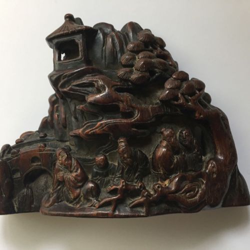 Null 中国硬木雕，19世纪，描绘学者和随从坐在山间的大松树下，宽14厘米

品相报告 状况报告:整体状况良好，表面有非常吸引人的铜锈；有些轻微的与年龄有关的&hellip;