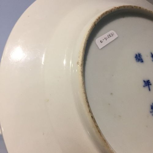 Null Une assiette en porcelaine chinoise, marque et période Guangxu, peinte en b&hellip;