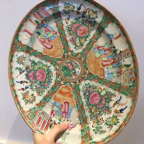 Null Grande assiette ovale en porcelaine de Canton, 19e siècle, peinte en émaux &hellip;