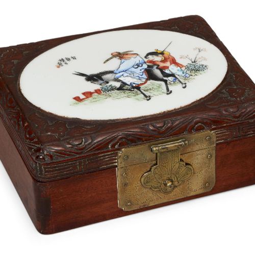 Null 中国木质卡片盒，20世纪初，盒盖上嵌有一个瓷器牌匾，上面画着一个骑驴的人，后面是一个拿着葫芦的男孩，盒宽14.5厘米。



 品相报告 状况报告。瓷&hellip;