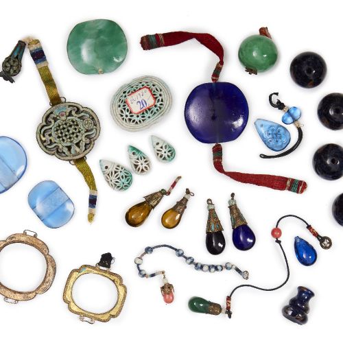 Null 一组中国宫廷项链部件，Chaozhu，20世纪初，包括玻璃珠，瓷器吊坠和坠子，鎏金金属框架等。

请参考部门的状况报告。
