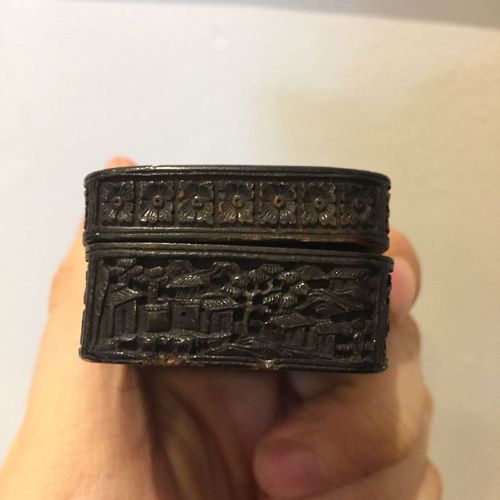 Null A Chinese tortoiseshell snuff box, 19th century, carved with scholars and a&hellip;