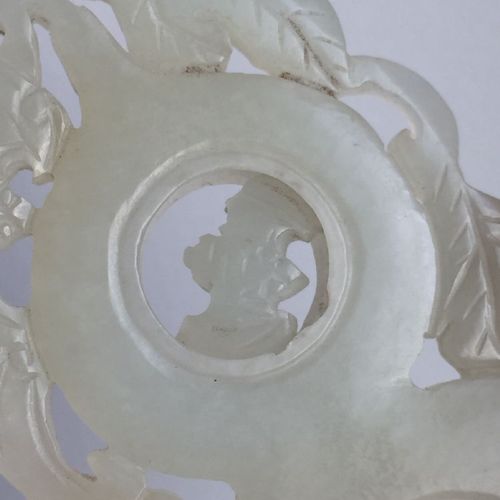Null 中国白玉 "葫芦 "挂件，18/19世纪，雕双葫芦，两边是造型的叶子，中间一圈雕有福蝠，一圈雕有果枝，长7.8厘米



 品相报告 状况报告。 内圈&hellip;