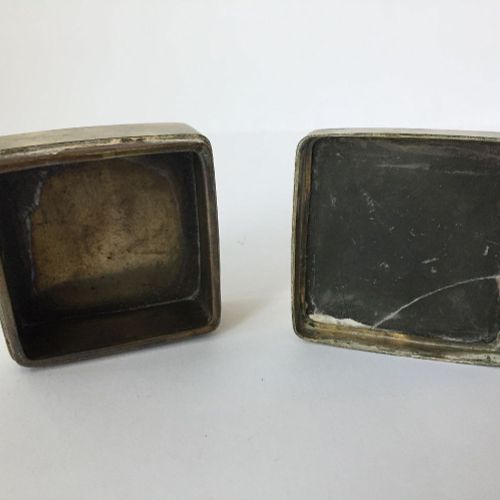 Null 中国帕克通方形墨盒，19世纪末，盖子上刻有一首诗，5.5厘米宽



盖子上的一角石头已经分离，但仍然存在。 整体的磨损与年代相称。