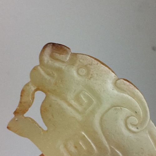 Null 罕见的中国黄玉吊坠，西周时期，雕琢成一个有山羊胡子的神兽造型，身上有希腊钥匙图案的装饰，长6.6厘米

出处:香港苏富比，2020年11月27日，拍賣&hellip;