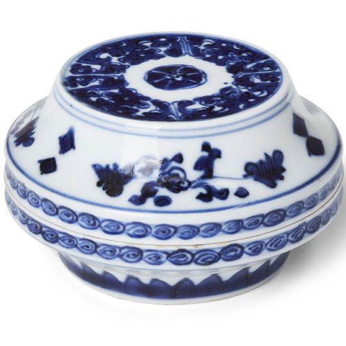 Null 中国瓷器明式圆盒和盖子，18世纪，盖子上有釉下蓝彩，弧形边上有一圈古式图案和花纹，直径10厘米

出处。以前由前上海市警察局助理局长（1919-192&hellip;