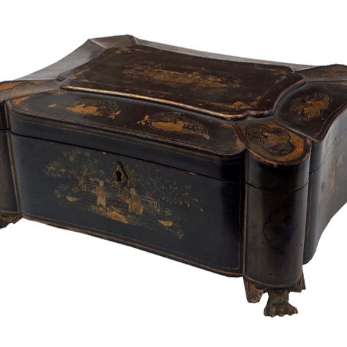 Null 一个中国广东的黑漆缝纫盒，19世纪末，外部涂有鎏金的人物面板，盖子上有可掀开的隔层托盘，30厘米宽



请参考部门的状况报告。