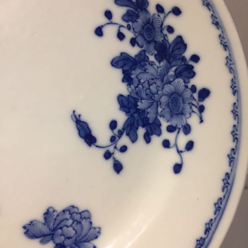 Null Une assiette en porcelaine chinoise, marque et période Guangxu, peinte en b&hellip;