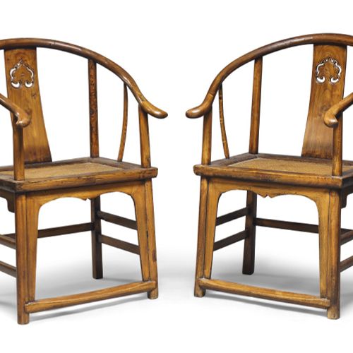 Null A pair of Chinese elm horseshoe back chairs, late Qing dynasty, pierced to &hellip;