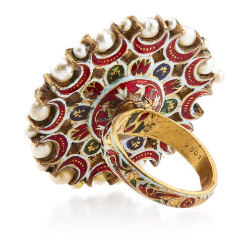 Null 一枚金镜戒指，印度，19世纪，花形镶嵌镜面和钻石，背面有红、蓝、绿、白的珐琅花饰，周身串有珍珠，戒指大小为O型，直径3.4厘米，重26克

一颗大珍珠&hellip;