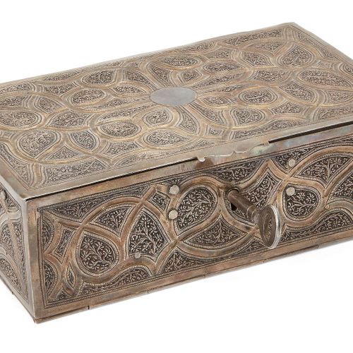 Null Una scatola di cosmetici con coperchio in argento dorato, Kashmir, India de&hellip;