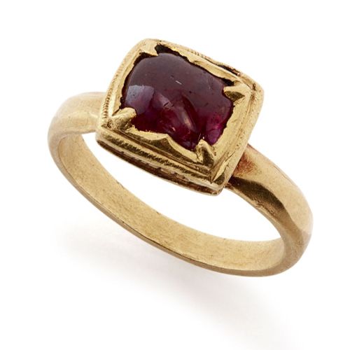 Null 一枚镶嵌红宝石的方形金戒指，南印度，19世纪或更早，抛光的红宝石鹅卵石用昆丹技术镶嵌，每个角都有三角形的爪子将宝石固定在凸起的方形底座上，纯金带子是普&hellip;