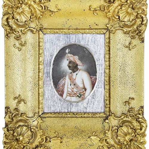 Null 蒂普-苏丹（R.1782-1799）的象牙半身像，象牙上的水粉画，蒂普-苏丹头戴头巾，上面有一串大珍珠固定的珠宝耳环，戴着大珍珠、绿宝石和红宝石的项链&hellip;