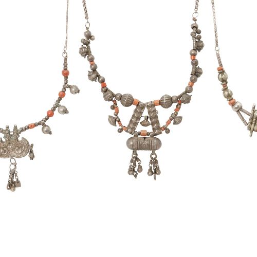 Null Cinco collares de plata engastados con coral, Rajastán, India, siglo XX, (5&hellip;