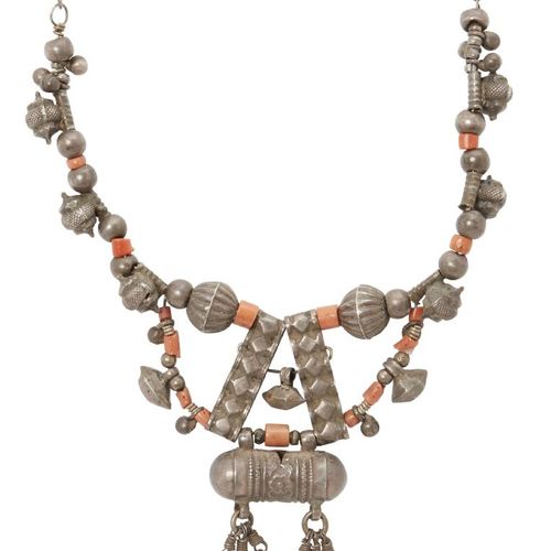 Null Cinque collane in argento con corallo incastonato, Rajasthan, India, XX sec&hellip;