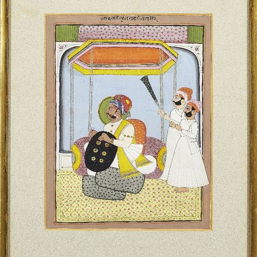 Null 一个坐着的统治者和随从，印度旁遮普省梅瓦尔，约1900年，不透明的颜料在纸上用金和银加高，图中的统治者带着光环，面向左边，跪在一个大的长枕垫上，脚下是&hellip;