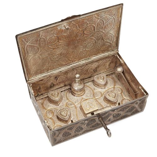 Null 一个镀金银的化妆品盒，克什米尔，北印度，大约1900年，长方形，盖子和侧面装饰着镀金银的藤蔓，中间有凸起的小花枝，内部有六个小容器，四个是心形的，一个&hellip;