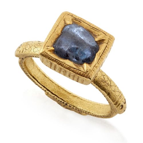 Null 一枚南印度蓝宝石戒指，印度，18世纪，纯金戒指肩部刻有鳞片设计和马卡拉头，柄部有精细的条纹设计，蓝宝石以精细的昆丹技术镶嵌，边缘有裂纹，每个角落有三角&hellip;
