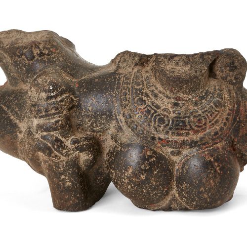 Null 一块磨光的石质女妓碎片，南印度，14/15世纪，她的右臂伸展，可能拿着一个燃烧的火炬，她精细的项链由长方形和圆形的斑块组成，有红色颜料的残留，最大。直&hellip;