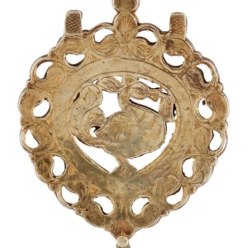 Null 一个特殊的红宝石镶嵌金孔雀吊坠，南印度，18世纪，吊坠形式，有两个悬挂环，鸟的背部有一个钻石，在一个镂空的地面上，整个框架内有小红宝石，边框是一个滚动&hellip;