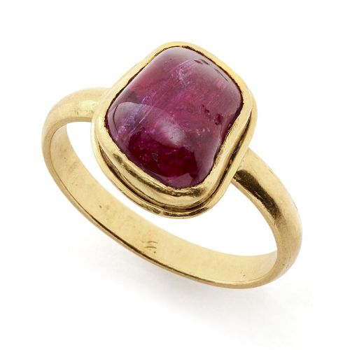 Null Un anello d'oro con rubino incastonato, India del Sud, in un'incastonatura &hellip;