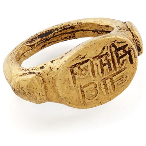 Null 一枚非常罕见的早期金戒指，刻有 "Sri Somanath"（湿婆神），南印度，10-11世纪，肩部有凸起的三角形元素，平坦的椭圆形边框刻有并填充了黑&hellip;