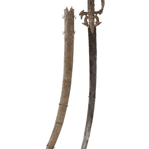 Null 一把镶银和金的僧伽罗钢剑（kastane）和剑鞘，斯里兰卡，17世纪，高60厘米。



这把kastāné（僧伽罗剑，剑身短小弯曲）是一把礼仪用剑，&hellip;