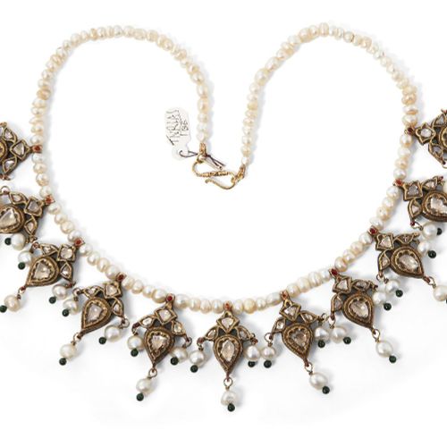Null 一条精美的莫卧儿钻石和天然珍珠镶嵌的金项链，斋浦尔，19世纪，由一系列11个花形的金元素组成，每个元素都镶嵌有钻石和珍珠悬饰，在一串天然珍珠上，每个元&hellip;