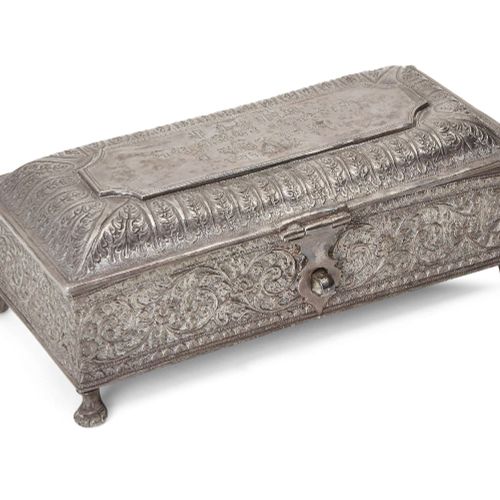 Null Une boîte à couvercle en argent avec inscription, Kutch, Inde, 19ème siècle&hellip;