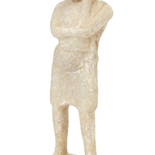 Null 一个空心陶制的站立戏剧人物，戴着滑稽演员的面具，用左手靠着脸，有壶腹和过膝的外衣，在一个完整的底座上，不是古代的，25.3厘米高



请参考部门的状&hellip;