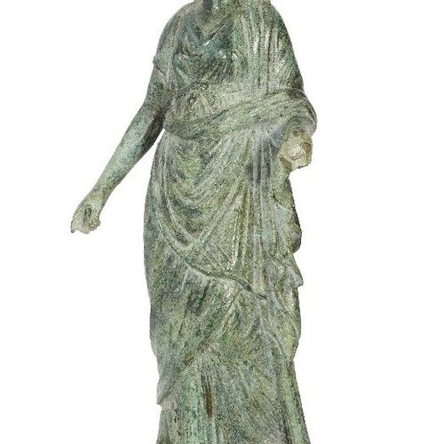 Null 公元前1世纪希腊化的伊希斯-福图纳铜像，女神站立时重心在右腿上，身穿Chiton，胸部以下系着腰带，柔软的褶皱落在地上，她伸出的左手原本应该拿着玉米棒&hellip;