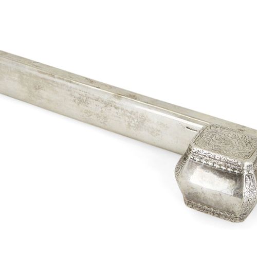 Null 来自重要私人收藏的财产

奥斯曼银质旅行笔盒（divit），土耳其，18世纪末，典型的形式，长方形截面的长管状笔盒，两端明显呈圆形，一端有铰链，一端有&hellip;