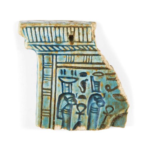Null 一个多色釉组成的塔形胸饰碎片，可能是埃及新王国，正面浮雕描绘了伊希斯的侧面，戴着阶梯状的王冠，背面是两个坐着的神灵的沉浮，每个人都拿着安克牌，一个戴着&hellip;