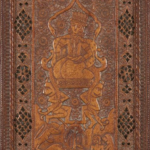 Null 来自重要私人收藏的财产



一个卡扎尔雕刻的檀香木镜盒，伊朗，19世纪，长方形，滑盖上描绘了一个坐着的统治者被一对恶魔抬到他的宝座上，下面是沙漠中的&hellip;
