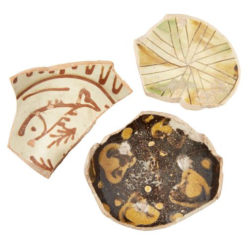 Trois grands fragments de poterie vernissée byzantine, Xe XIIIe siècle, le premi&hellip;