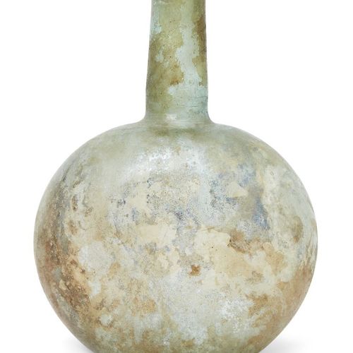 Null Un vaso romano in vetro verde di forma sferica dai lati leggermente appiatt&hellip;
