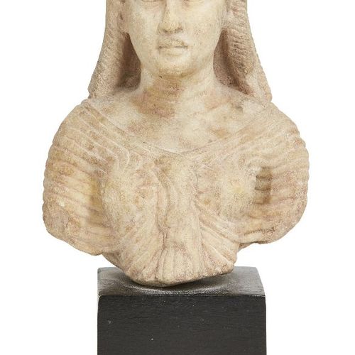 Null Busto romano de mármol de Isis, hacia el siglo I d.C., con el cabello ondul&hellip;