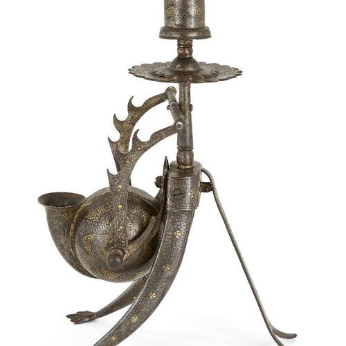来自重要私人收藏的财产 
Koftgari钢制墨斗和烛台，印度，19世纪末，印度，19世纪末/20世纪初，形状奇特而不寻常，搁置在三个弯曲的腿上，其中一个可以折&hellip;