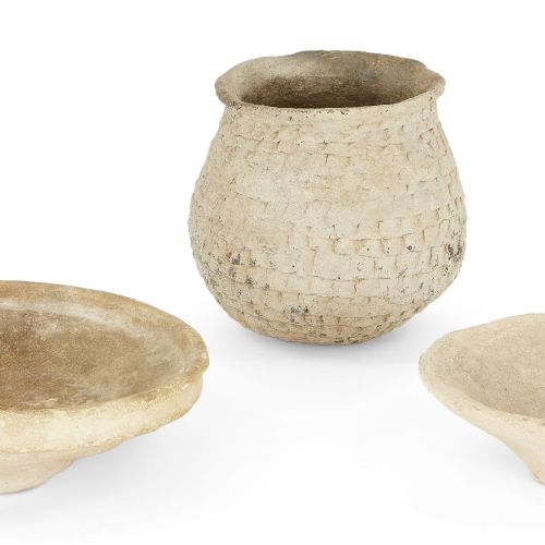 Null Trois récipients en poterie grossière de couleur chamois mésopotamien, dont&hellip;