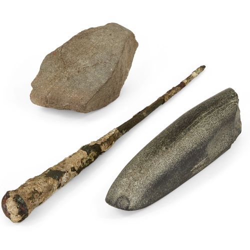 Null 一块新石器时代的玄武岩磨刀石（磨刀石），14.8厘米；一枚铁钉，26厘米和一块石头碎片，11.5厘米，上面有标签说 "来自Znojmo附近的新石器时代&hellip;