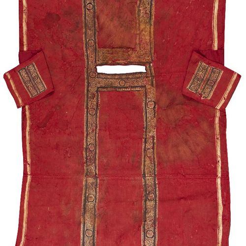 Null 一件科普特亚麻和羊毛的复合长衫，大约在公元5-7世纪，包括长衫两侧的两个刺绣克拉维，以及每个袖子上的一个面板，一个动物和鸟类的楣，边上有螺旋形的钩子，&hellip;
