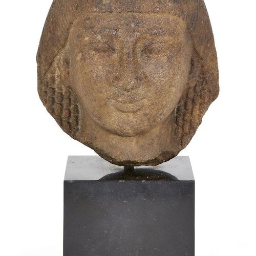 一个埃及风格的石英岩头像，头发卷曲，有流苏，装在方形支架上，不是古代的，高11.5厘米 请参考部门的状况报告。