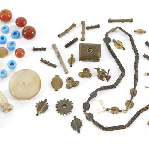 Null 一组大型的古代、现代和民族学珠子，包括古埃及辉石珠子、非洲玻璃珠子和罗马玻璃珠子（数量不少）。

出处。大部分来自Donald Simmonds的收藏&hellip;