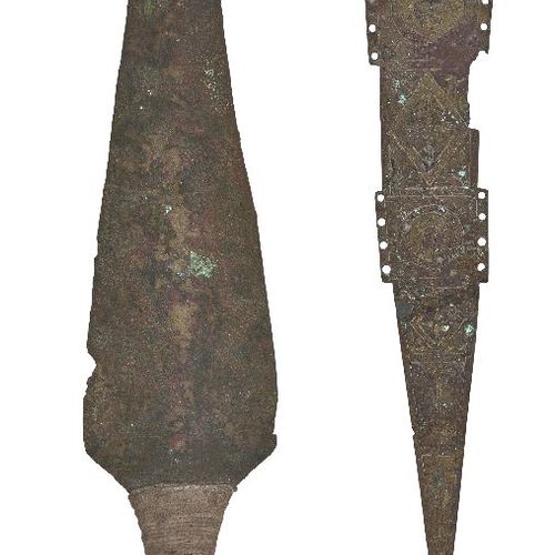Null 一个罗马青铜匕首鞘元件，大约在公元1世纪。鞘的一侧的主要部分被保留下来，表面的第一和第三装饰区域刻有一个圆环内的女性头像，第二和第四区域刻有一个三角形&hellip;