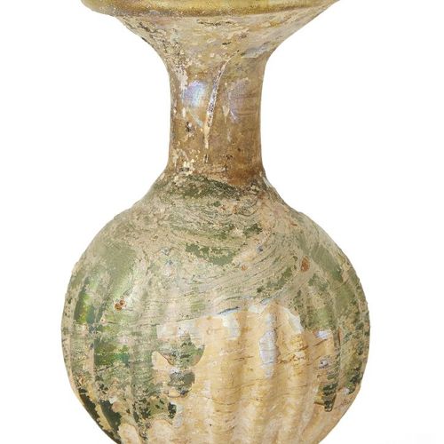 Null Römische Sprinklerflasche aus Glas, ca. 4. Jh. N. Chr., kugelförmiger Korpu&hellip;