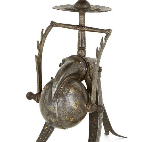 来自重要私人收藏的财产 
Koftgari钢制墨斗和烛台，印度，19世纪末，印度，19世纪末/20世纪初，形状奇特而不寻常，搁置在三个弯曲的腿上，其中一个可以折&hellip;