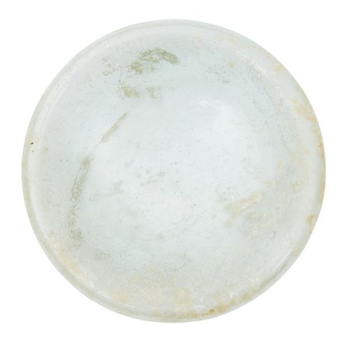 Null 一个罗马透明玻璃盘子和一个盖子，公元2-4世纪，第一个盘子形状深，有很重的彩虹色，盖子是蓝色的，边缘在下面弯曲，直径6厘米和8.2厘米。(2)

出处&hellip;