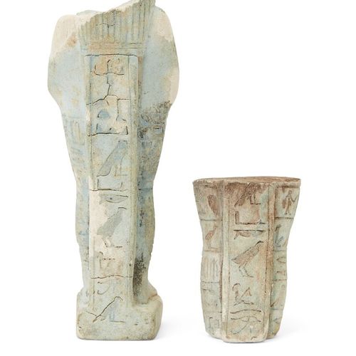 Null 一件残缺的埃及蓝色釉面构图沙巴蒂，典型的木马形，拿着两把锄头，残留着部分披肩假发和胡须，有六行水平的象形文字，有象形文字刻的背柱，7.8厘米高，另一个&hellip;