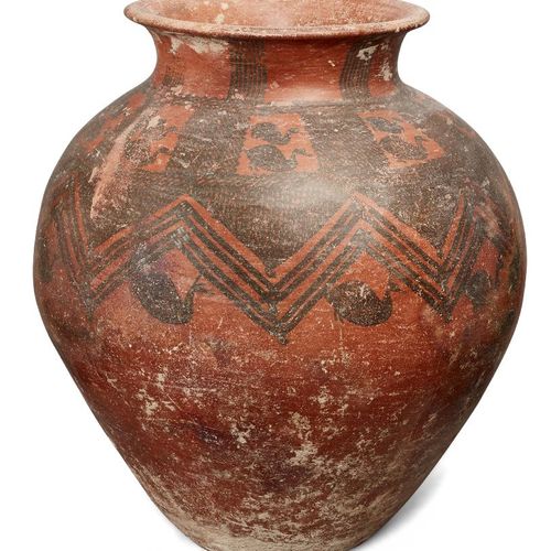 Null 一个大型的安纳托利亚陶器，大约公元前2世纪，圆形的器皿渐渐缩小到底部和颈部，有一个扩大的嘴，红色烧制的地面上装饰着由鸟和肩部周围的交叉划痕组成的黑漆装&hellip;