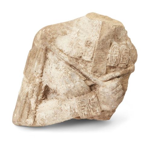 Null Un busto in pietra arenaria di stile egizio di un faraone, con le braccia i&hellip;